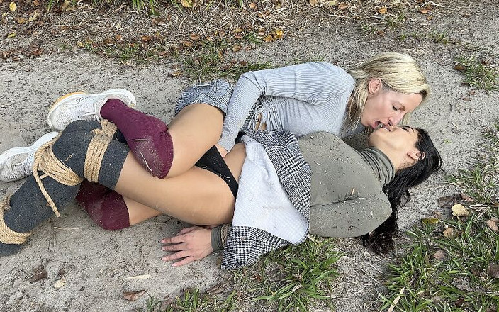 Lora Cross: Sorority playdate di schiavitù - misty addams e lora cross