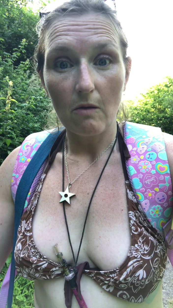 MistressWriggler: Nejrizikovější video doposud! Čichání a sání páchnoucí kundičky prsty s mými...