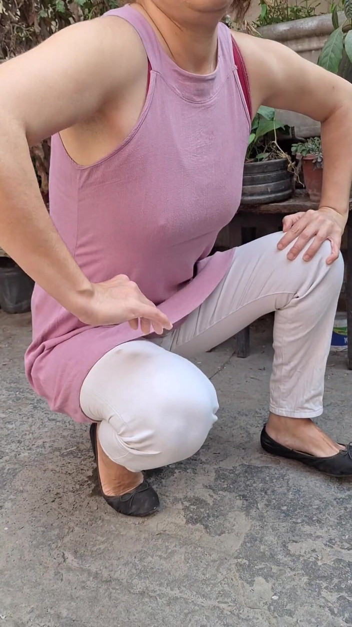 Agnes Swallow: Pissen draußen 1