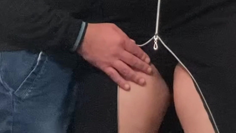 Niki studio: うっ!!ドイツ地下鉄で、もっと汚い指が私の秘部を擦った