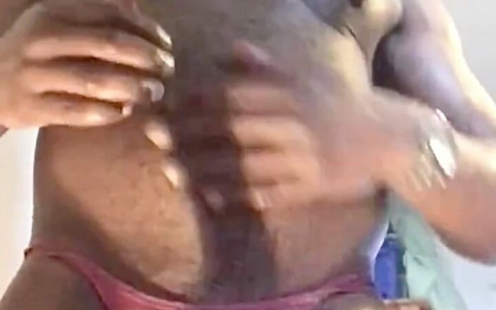Black mature kinky muscle: 性感强烈的大黑屌肌肉手淫和射精场景