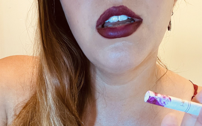 SouthernBellSmoker: 赤い唇、天然おっぱいタバコ