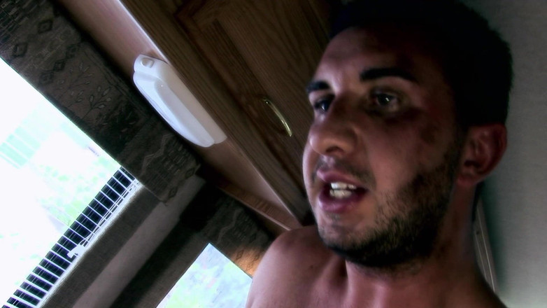 Very hot hardcore: 丰满的妓女跳到一个巨大的鸡巴上