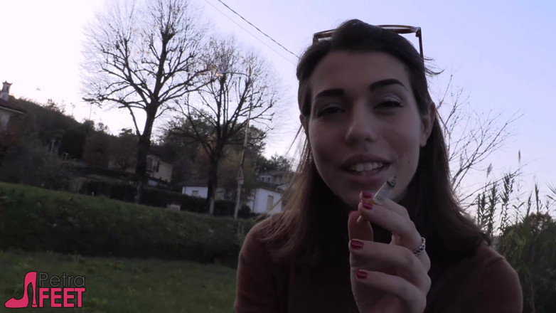 Smokin Fetish: Beauty teen in outdoor smoking
