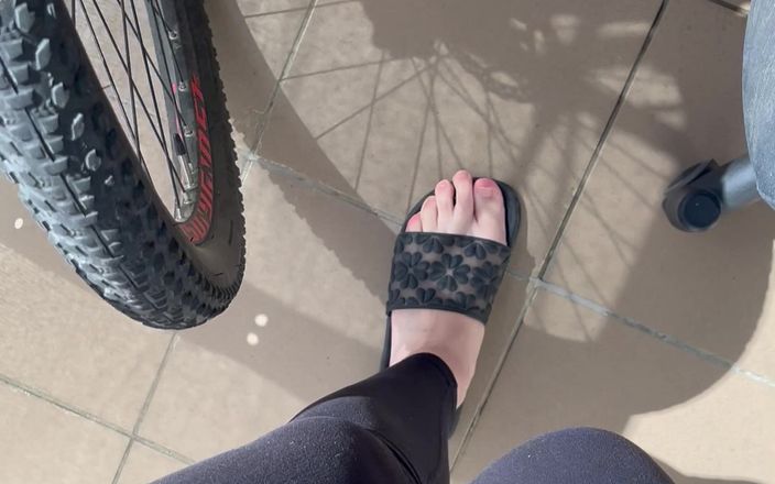 Feet: Ступни в шлепанцах и походка в шлепанцах