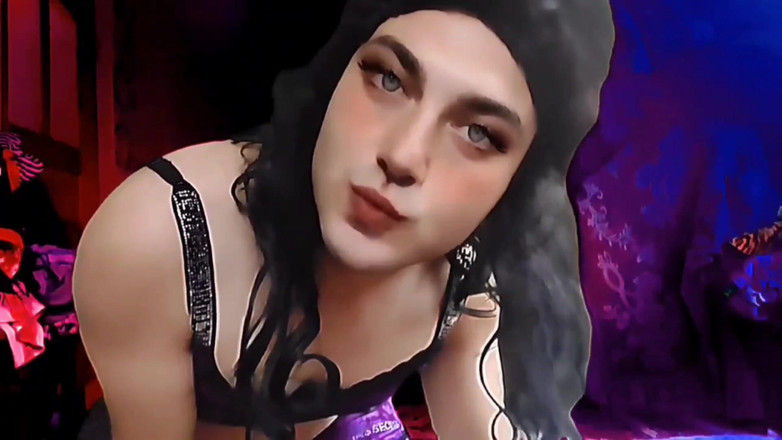 Kitty_Cross: 可爱的 femboy 在裸露的腿上拉超大毛衣