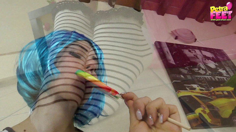 Foot Fetish HD: Petra bermain dengan belon dan kakinya