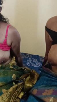 धोखेबाज गृहिणी तीन लोगों की चुदाई का मजा ले रही है