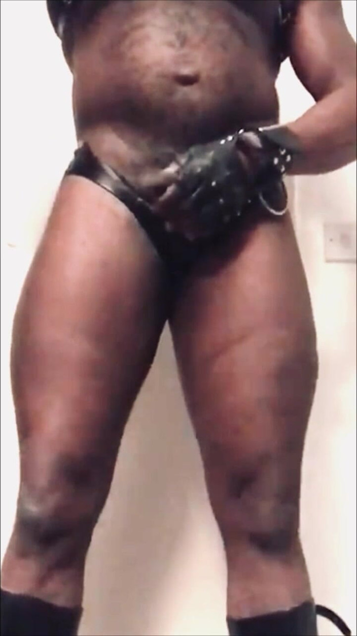 Black mature kinky muscle: Un papa noir sexy à gros cul pose et jouit