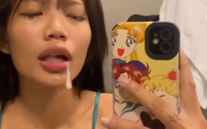 Emma Thai: Emma Thai consiguió un poco de semen en la boca...