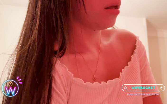 Wifebucket: Wifebucket amateurs - facendo scivolare la sua figa umida giù per...