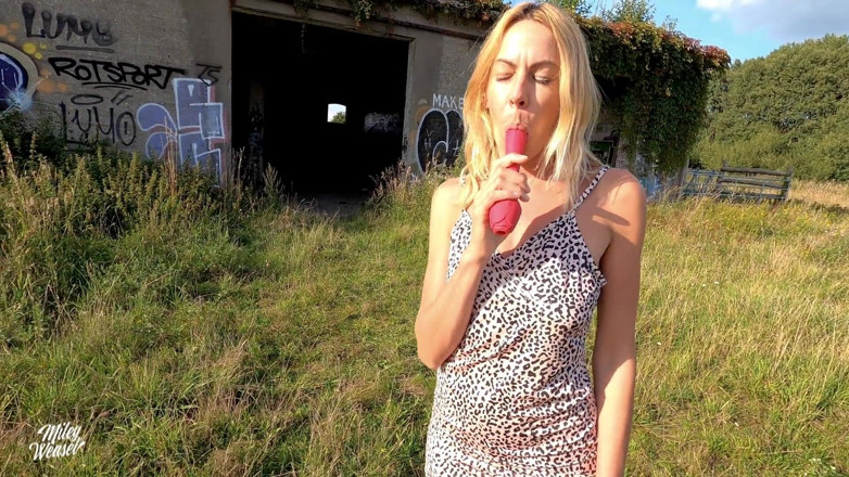 Miley Weasel: Horny Blonde Girl Fucks Her Wet Pussy!!