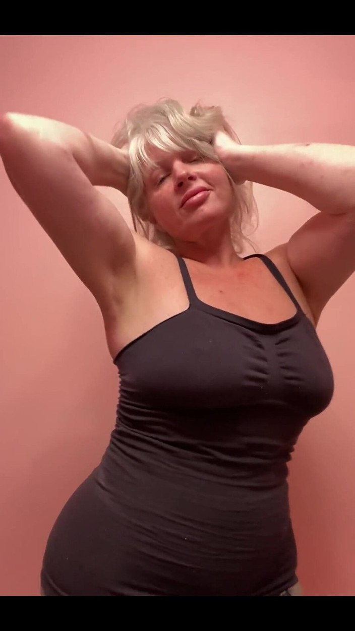 PaintedRose: Мачуха в шортах для йоги в її ванній кімнаті