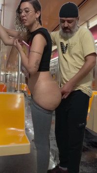 Studentflicka får sperma på New Yorks tunnelbanetåg.
