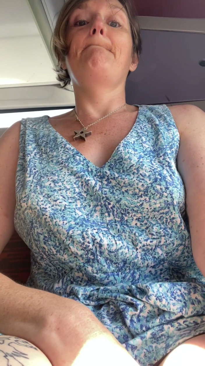 MistressWriggler: Stiefmoeder Speelt Met Haar Stinkende Poesje Achter in De Bus,...