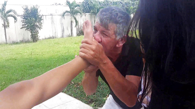 Foot Girls: Bữa tiệc liếm chân ngoài trời