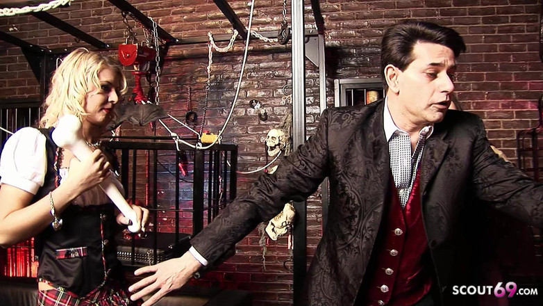 Full porn collection: Mamă sexy excitată cu țâțe monstruoase futută într-un sex în trei cu schimb...