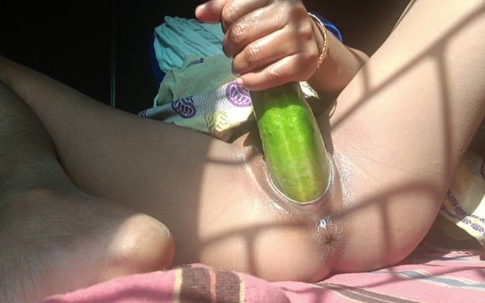Kristinf: Chica india caliente del pueblo masturbándose con pepino