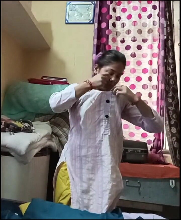 sashaa: Bhabhi Menukar Pakaian