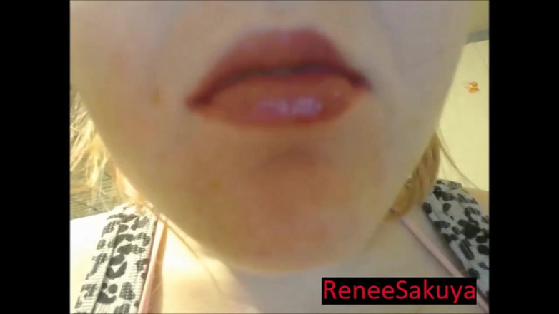 Renee Sakuya: Mengaplikasikan lipstik dan membuat wajah ciuman