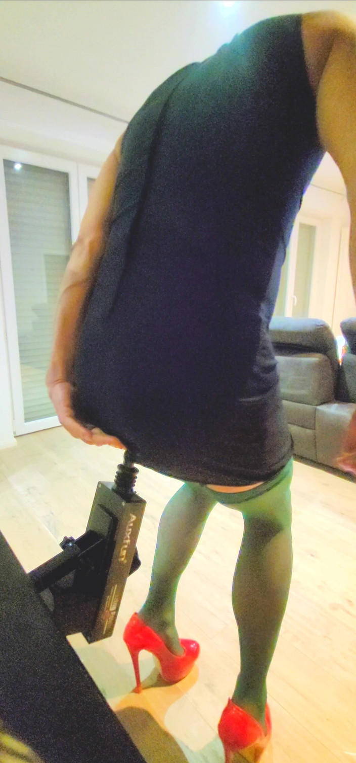 analmoni: Mesin seks analmoni lagi asik muasin memeknya pakai mainan seks