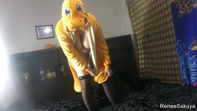 Renee Sakuya: Renee Sakuya in un abito charizard balla, film silenzioso