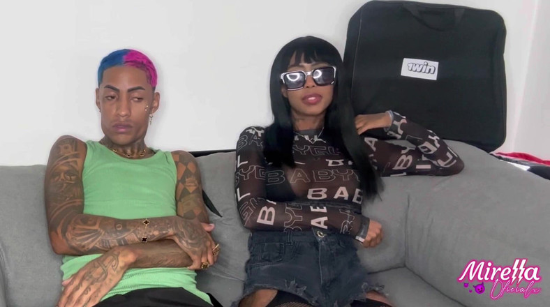 Mirellaoficialx: 내 친구는 나를 방문할 때마다 변하지 않아.