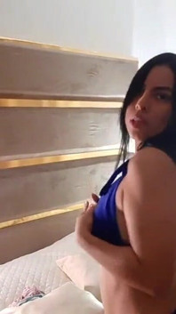 La sexy latina indossa occhiali e lingerie blu