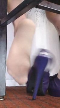 Shoeplay medan du inte bär några show liner strumpor Sling back purple