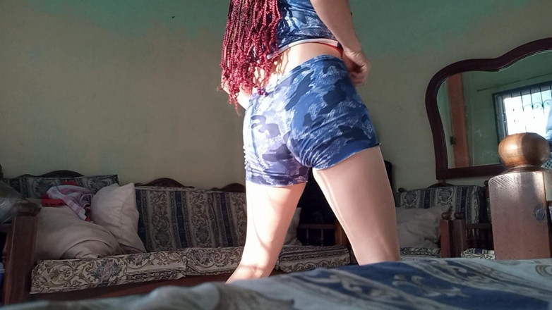 Martin13: Eu a encontrei com roupas sensuais consertando em seu apartamento...