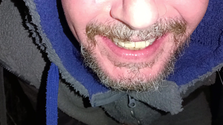 Rockardglans: Kencing zakar besar yang belum disunat melancap dan memancut mani...