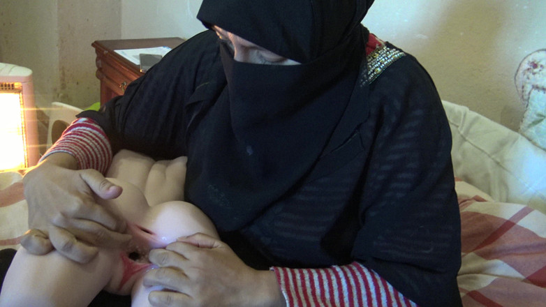 Souzan Halabi: Egípcia esposa tem corno trio com enteado e boneca sexual...