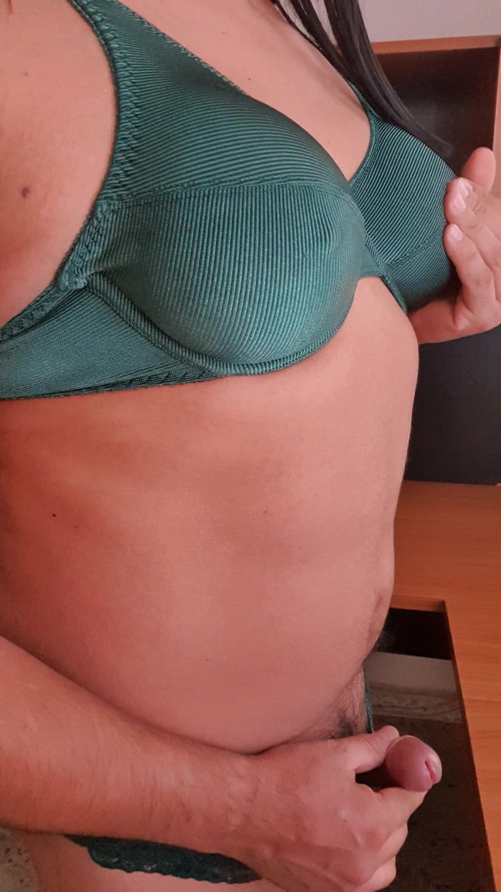 My panties: Cewek dengan stoking nilon warna hijau dan celana dalam renda...