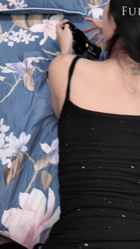 Joder mientras su mamá de al lado, se corrió por toda su cara, esperando que no se percatara