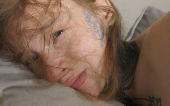 Elena Ginger: खूबसूरत जिंजर बड़ा लंड नहीं संभाल सकती