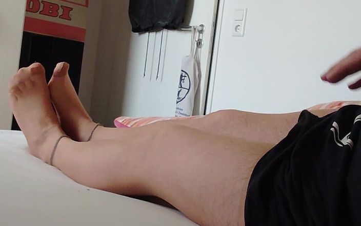 Nylonjunge: 穿着睡衣的尼龙袜和床上的紧身裤