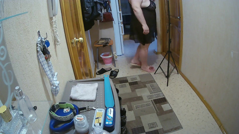 Zona901: A friend jerks off my cock in the front room