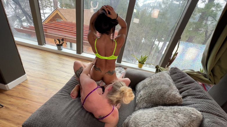 Naughty Talulah: Musculosa menina flip foda