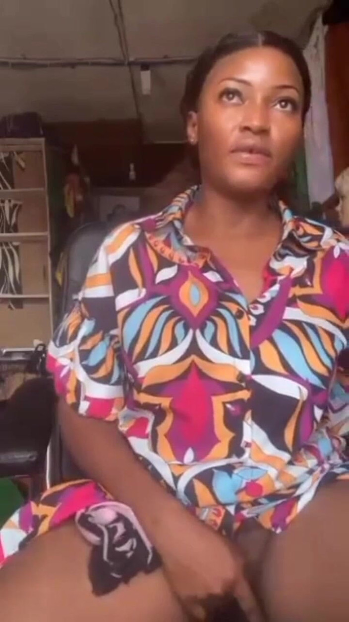 Me and my new slut: Kåt mamma onanerar inuti sin butik, offentlig masterbation sugar mama