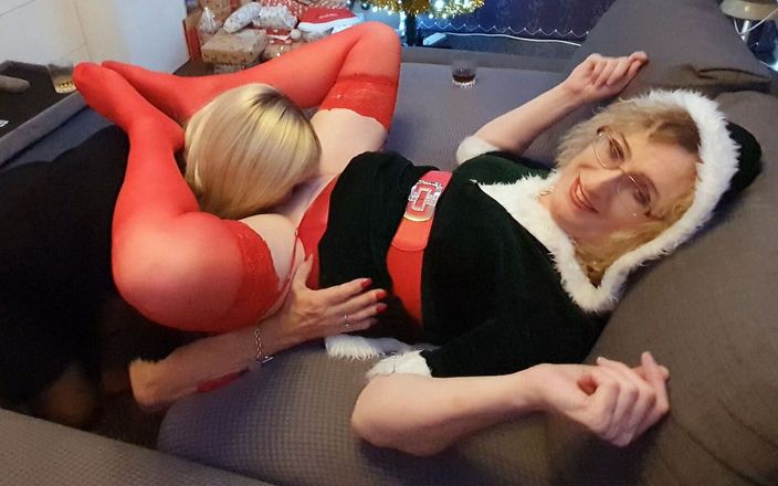 Kinky Essex: Lisa the naughty elf getting my pussy licked by Pauline