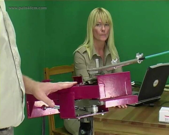 The Spanking Machine: Macchina per sculacciare Olivia - Frustate sulla schiena nuda