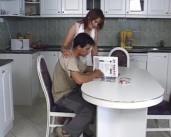 Deutsche XXX Filme: 欲火中烧的红发德国荡妇在厨房骑鸡巴