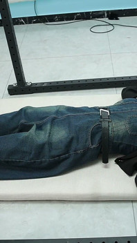แฟนสาวของฉันถูกมัดติดกับโครงเหล็ก เท้าเปล่าของเธอถูกแขวนและถูกจั๊กจี้