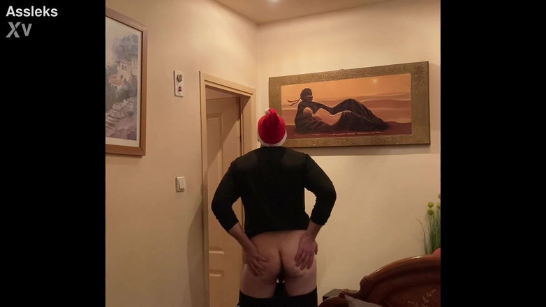 Alex Igogo: Vuxen man visar upp sin rumpa