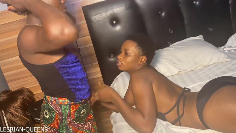 Lesbian Queens: Lesbian Babes Small Puss and Sexy Gold Eat Their Yummy...