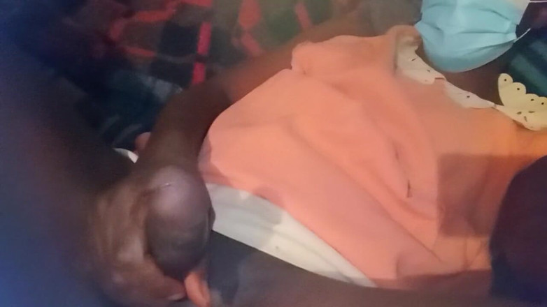 Sexyjayla254: Kenia travesti sexyjayla254 mostrándonos su gran polla negra