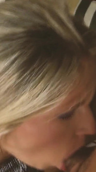 Pieprzona złota scena-1_sexy blondynka milf w eleganckiej bieliźnie cieszy się twarzą