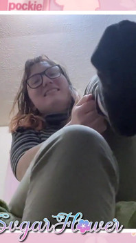 Pov: bạn tự thu nhỏ mình để nhìn thấy đôi chân đầy mùi hôi của tôi