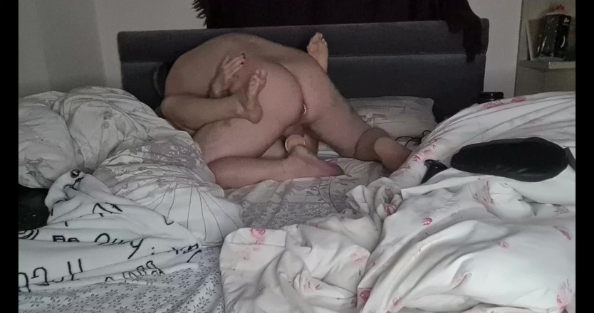 Anal Fetish Couple: Nadržená děvka potřebuje mít svou kundičku neustále ošukanou