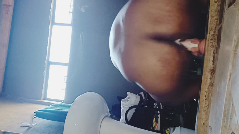 Assbooy: Velký černý zadek šukání dildo a krémování